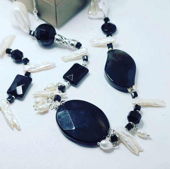 24/ Baroque Pearl, Black Agate necklace - Picture 2 of 5